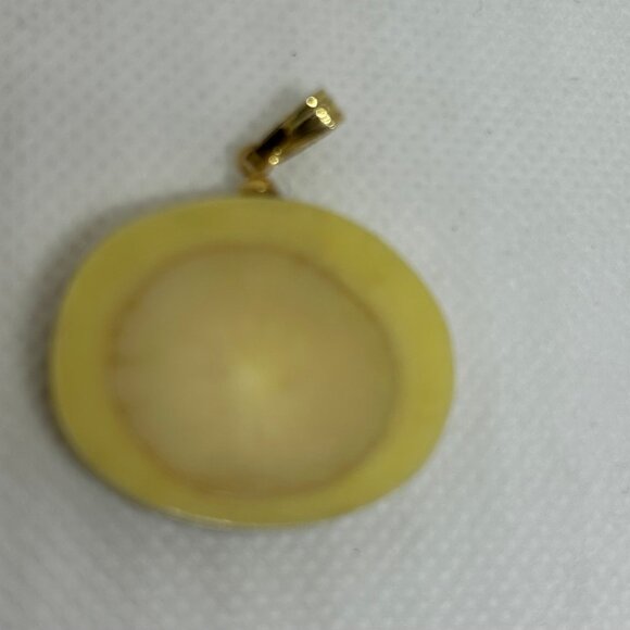 Scrimshaw oval pendant with engraved sailing ship. Folk art style/ intricate. - Picture 2 of 3